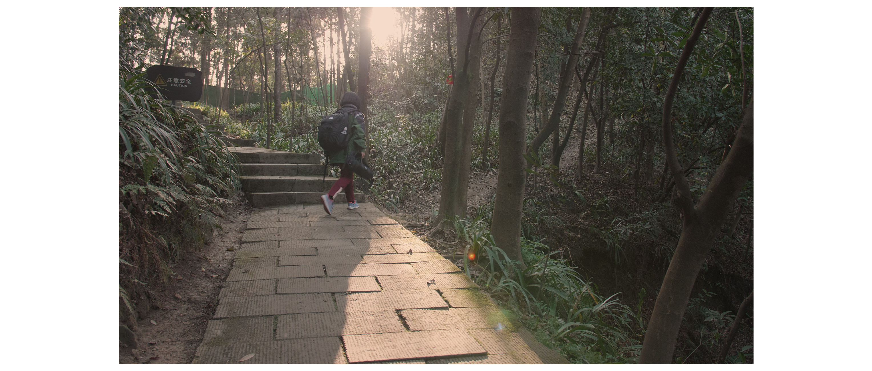 Turning to the narrow dirt trail to the Three Rocks (三块石)