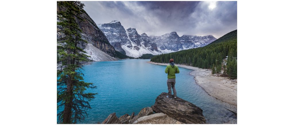 Moraine Lake tourist